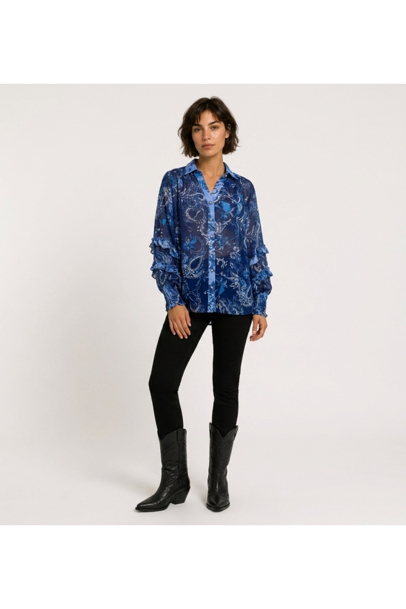 Transparente blaue Langarmbluse mit Paisley-Blumenmuster, Rüschenmanschetten und V-Ausschnitt Kragen, Vorderansicht.