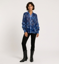 Blusa trasparente blu a maniche lunghe con fantasia paisley floreale, polsini a balze e scollo a V, vista frontale.