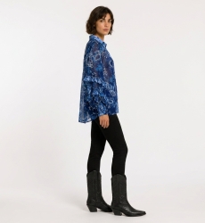 Transparente blaue Langarmbluse mit Paisley-Blumenmuster, Rüschenmanschetten und V-Kragen, Dreiviertelansicht.