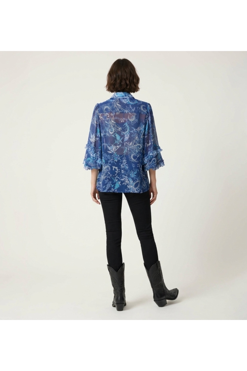 Rückansicht: transparente blaue Langarmbluse, Paisley-Blumenmuster, Rüschenmanschetten, V-Ausschnitt. Elegantes Oberteil.