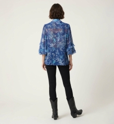 Rückansicht: transparente blaue Langarmbluse, Paisley-Blumenmuster, Rüschenmanschetten, V-Ausschnitt. Elegantes Oberteil.
