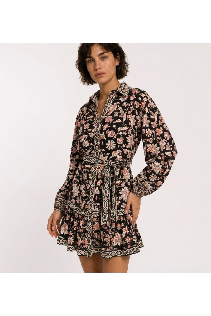 Schwarzes Langarm-Minikleid mit rotem/cremefarbenem Blumenmuster, Kragen, Bindegürtel und gestuftem Rüschenrock.