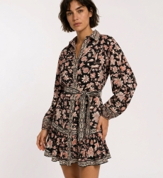 Schwarzes Langarm-Minikleid mit rotem/cremefarbenem Blumenmuster, Kragen, Bindegürtel und gestuftem Rüschenrock.