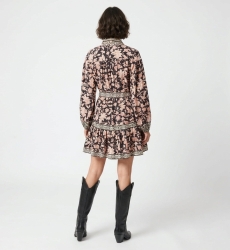 Vue de dos d'une robe courte noire à manches longues avec col, motif floral rouge et crème, ceinture nouée et jupe à volants.