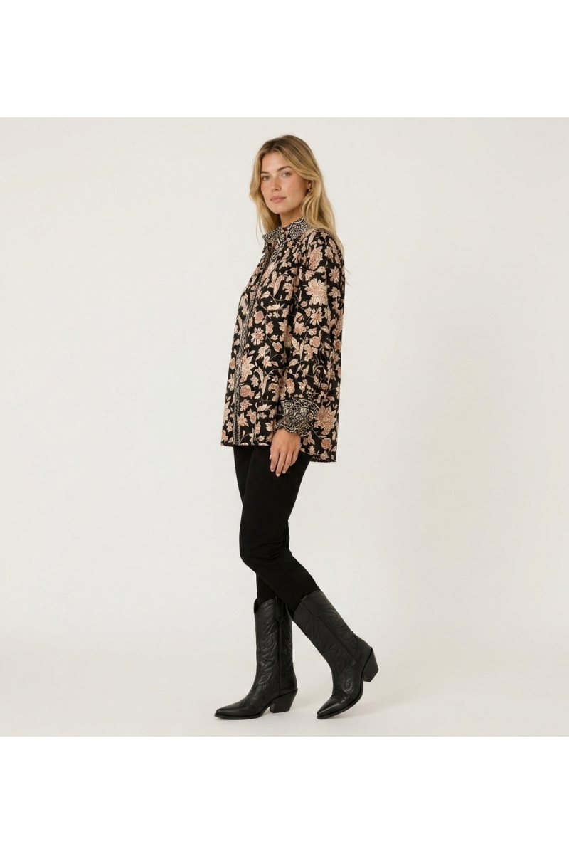 Blusa preta manga comprida, estampa floral creme e ferrugem, gola, punhos com babados, tecido leve.