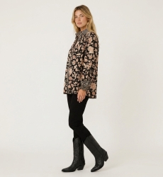 Blusa preta manga comprida, estampa floral creme e ferrugem, gola, punhos com babados, tecido leve.