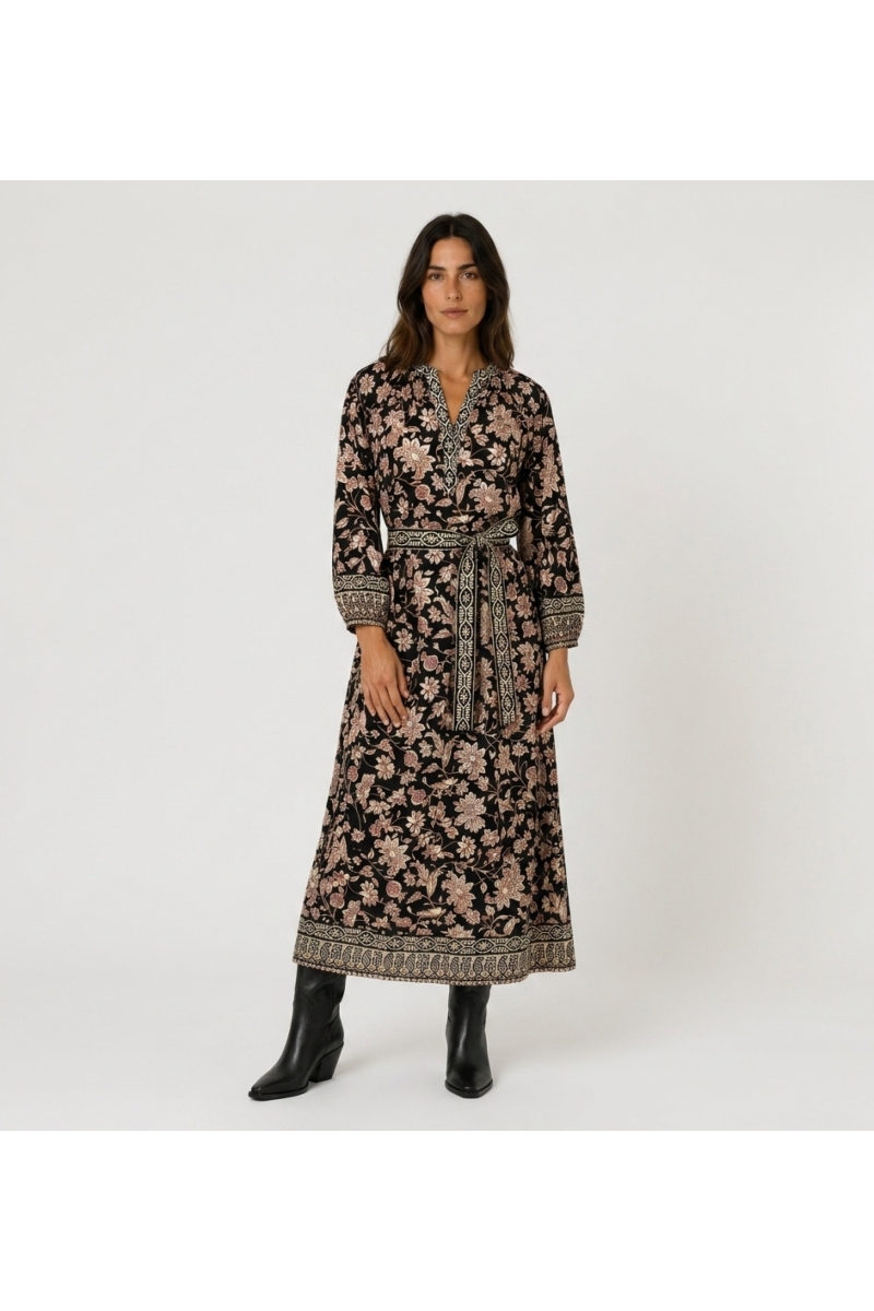 Schwarzes florales Midikleid mit beigem und rotem Muster, V-Ausschnitt, langen Ballonärmeln und Bindegürtel.