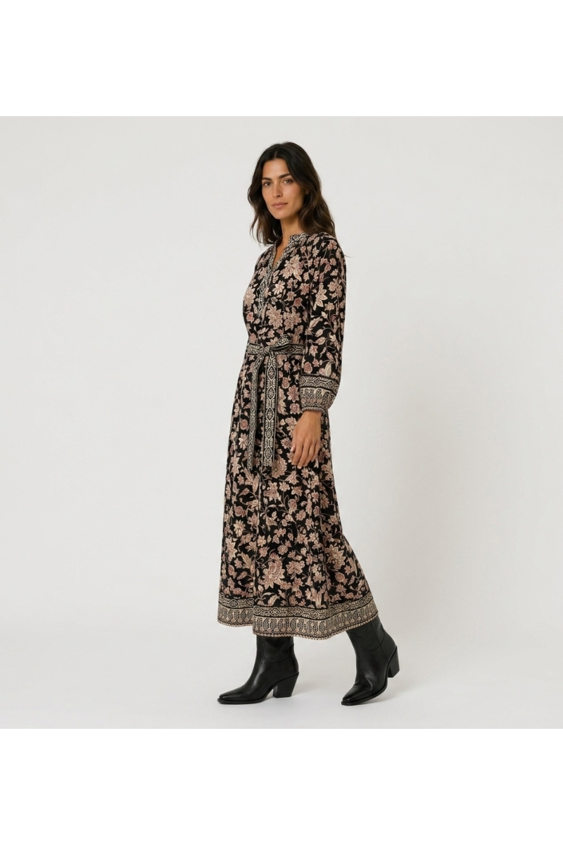 Schwarzes Midikleid mit beigem/rotem Blumenmuster, V-Ausschnitt, langen Ballonärmeln und Bindegürtel. Dreiviertel-Seitenansicht.