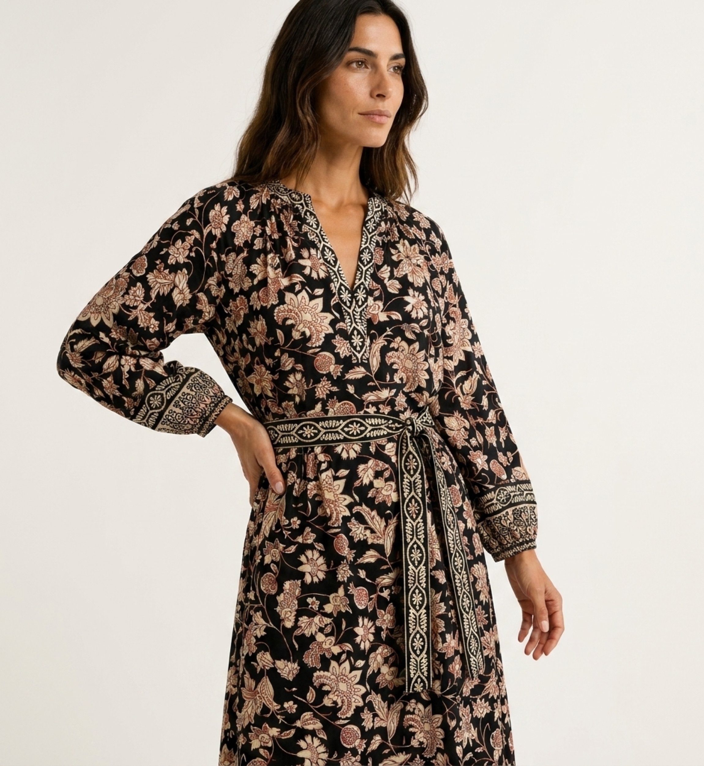 Schwarzes florales Midikleid mit V-Ausschnitt, langen Ballonärmeln und Bindegürtel, Dreiviertelansicht.