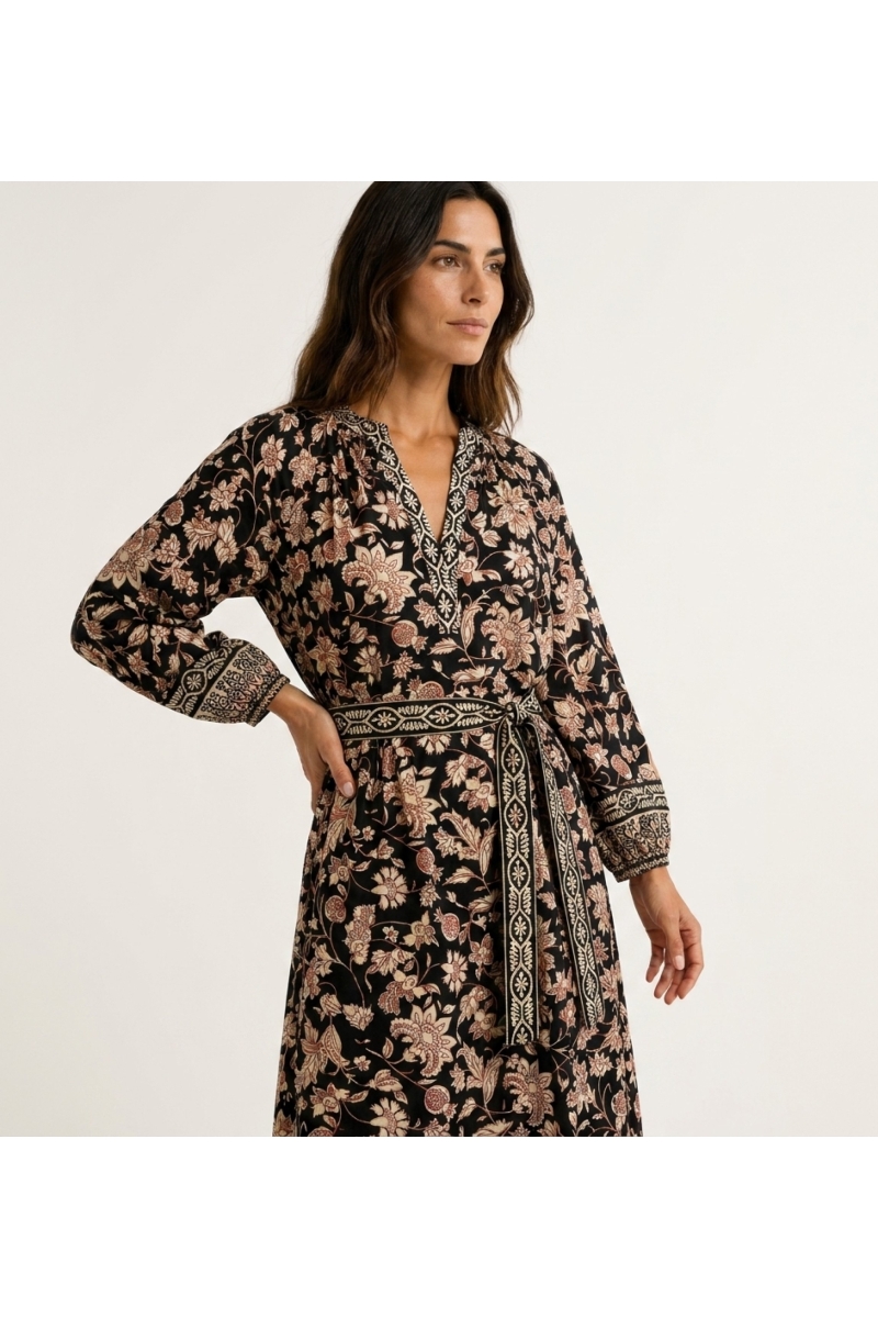 Schwarzes florales Midikleid mit V-Ausschnitt, langen Ballonärmeln und Bindegürtel, Dreiviertelansicht.