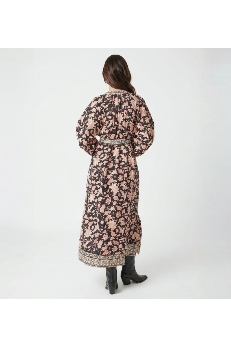 Robe midi noire fleurie, manches longues ballon, ceinture à nouer, motif beige rouge, vue de dos élégante.