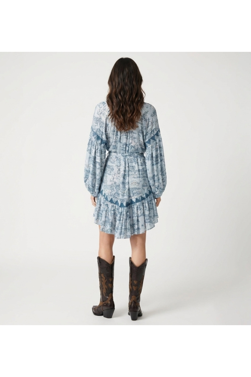 Rückansicht: Damen Hemdblusenkleid, hellblau-türkis mit Safari-Muster, Ballonärmeln, Bindegürtel und Rüschensaum.