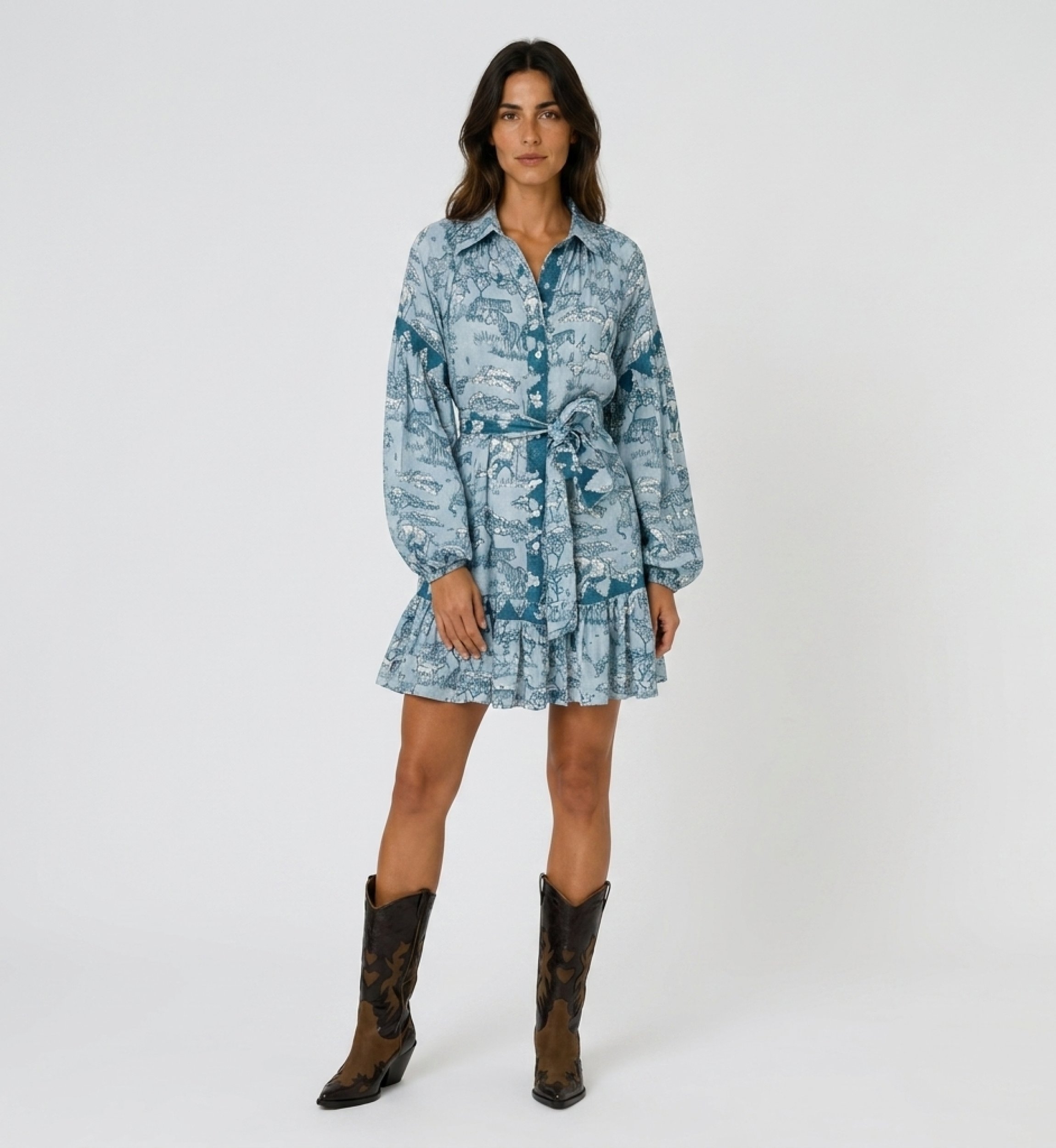 Abito camicia azzurro e verde acqua stampa toile safari, maniche a palloncino, collo, vita con fiocco, orlo a balze, vista front