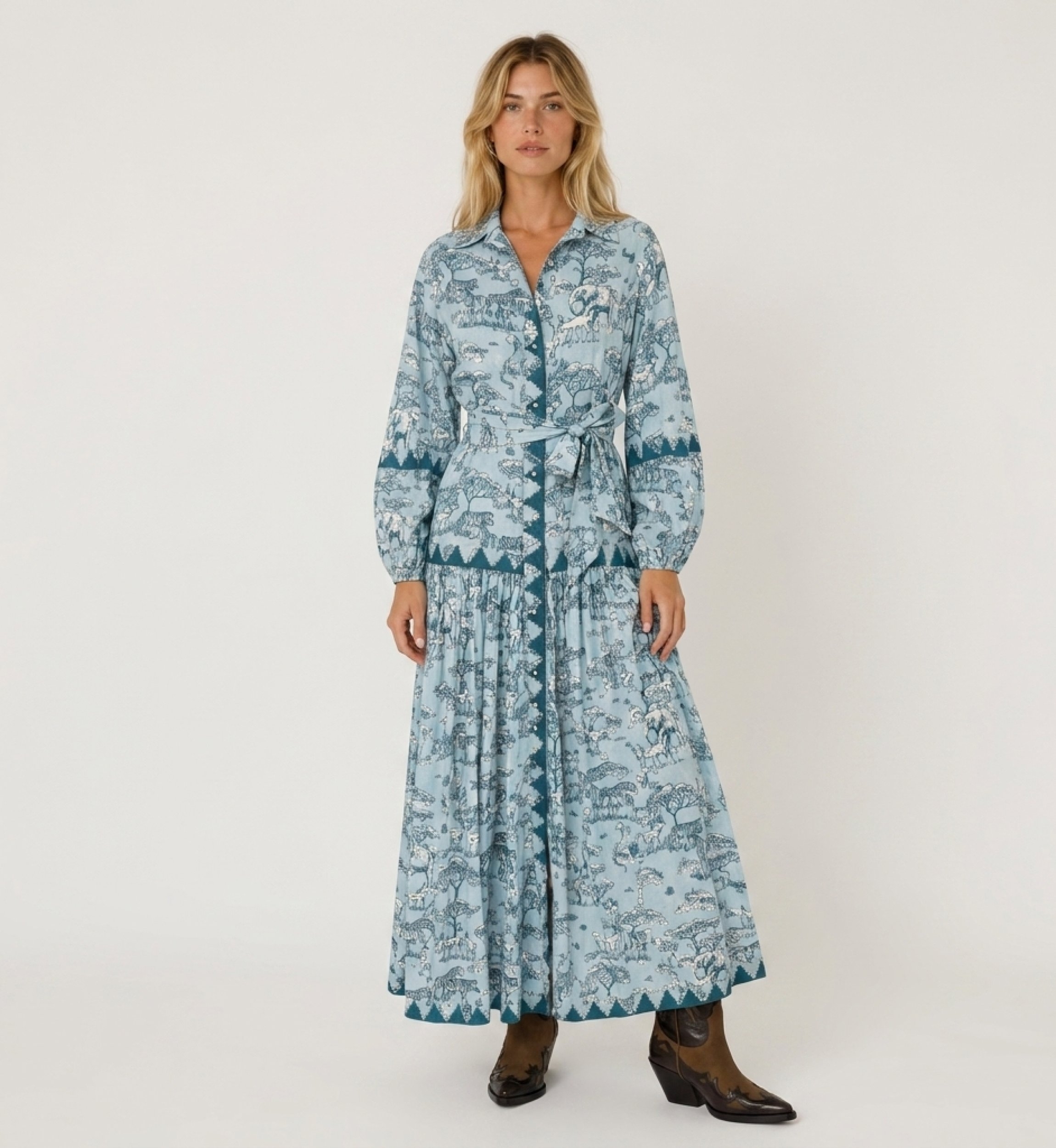 Vestito lungo a camicia maniche lunghe azzurro e verde petrolio, stampa safari, colletto, bottoni, cintura.