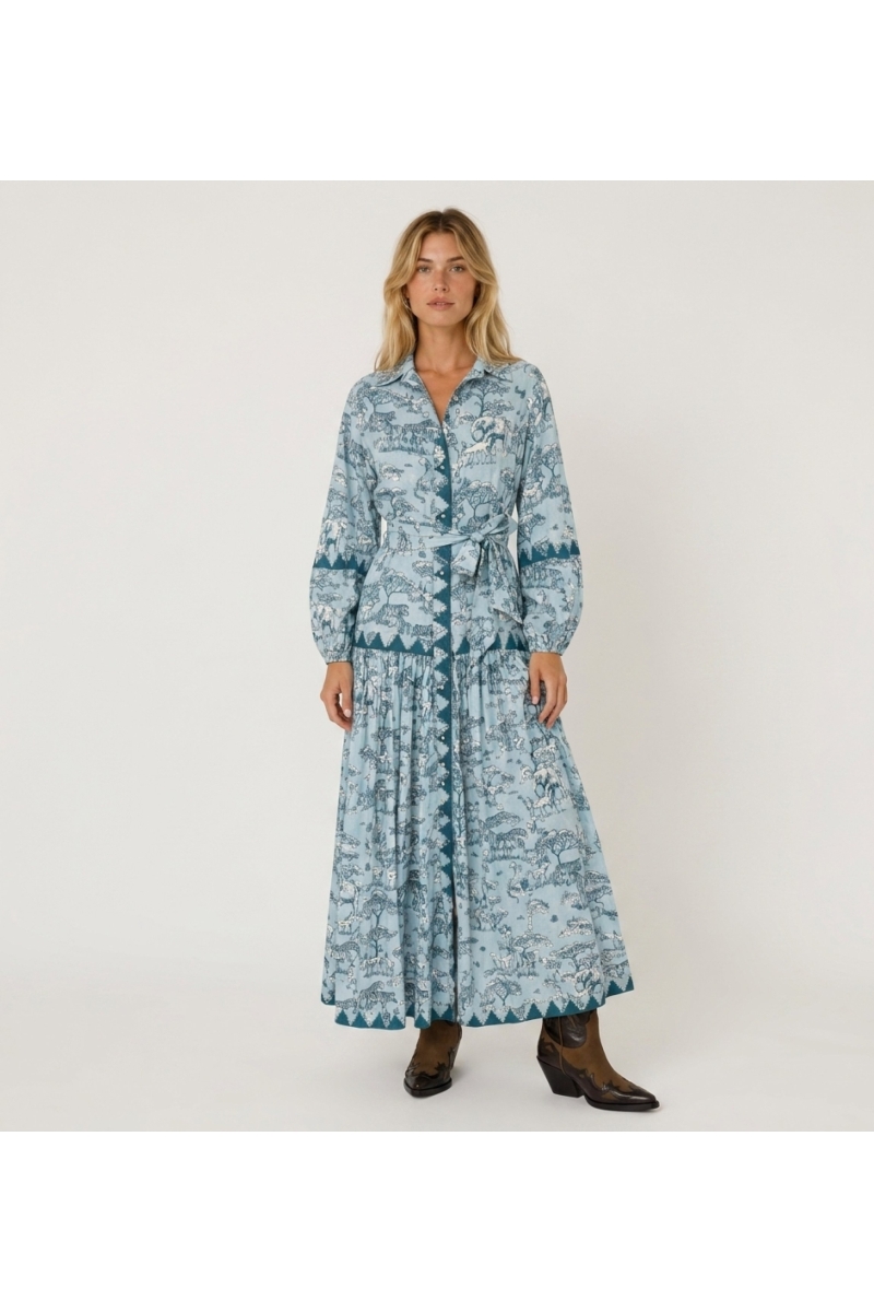 Langes Langarm Hemdblusenkleid in Hellblau und Dunkeltürkis mit Safari-Muster, Kragen, Knopfleiste, Bindegürtel.