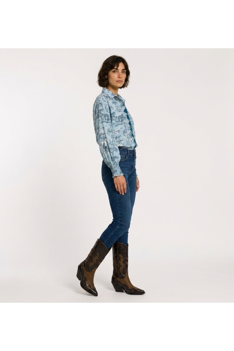 Hellblaues Langarm-Bluse mit dunklem Safari-Tiermuster, Puffärmel und geraffte Bündchen, Dreiviertelansicht.