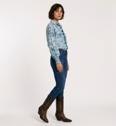 Camicia azzurra a maniche lunghe a sbuffo, stampa animali safari blu scuro, polsini arricciati, vista tre quarti.