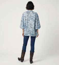 Camisa abotoada azul claro de manga comprida, vista traseira. Estampa de animais safari azul/branco, mangas bufantes franzidas.