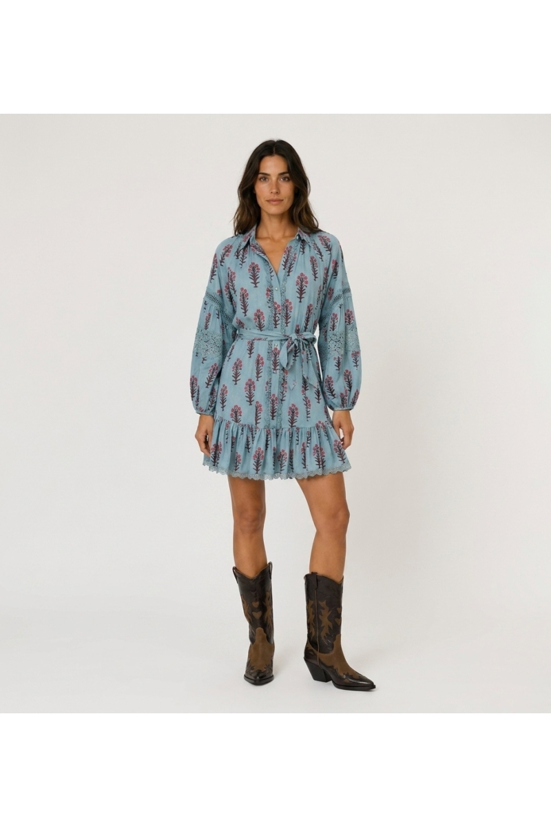 Hellblaues Blumen-Minikleid mit Kragen, langen Ballonärmeln, Spitzeinsätzen, durchgehender Knopfleiste, Taillenbindung.