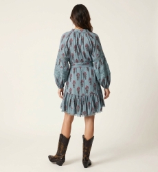 Robe courte fleurie bleu clair, vue dos. Motifs floraux rouges et marron, manches ballon dentelle, col, taille nouée.
