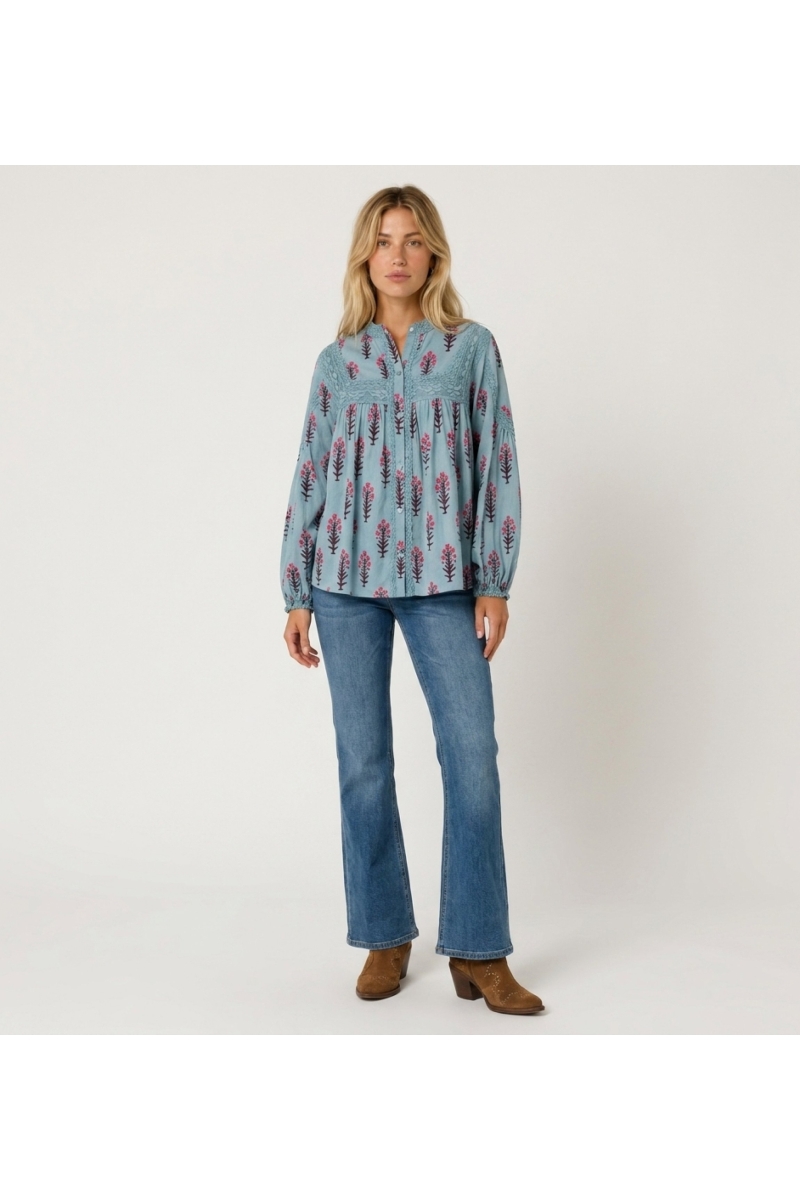 Hellblaue Langarm-Bauernbluse mit rosa-braunem Blumenmuster, Spitzenbesatz, lockerer Passform aus Baumwolle, Vorderansicht.