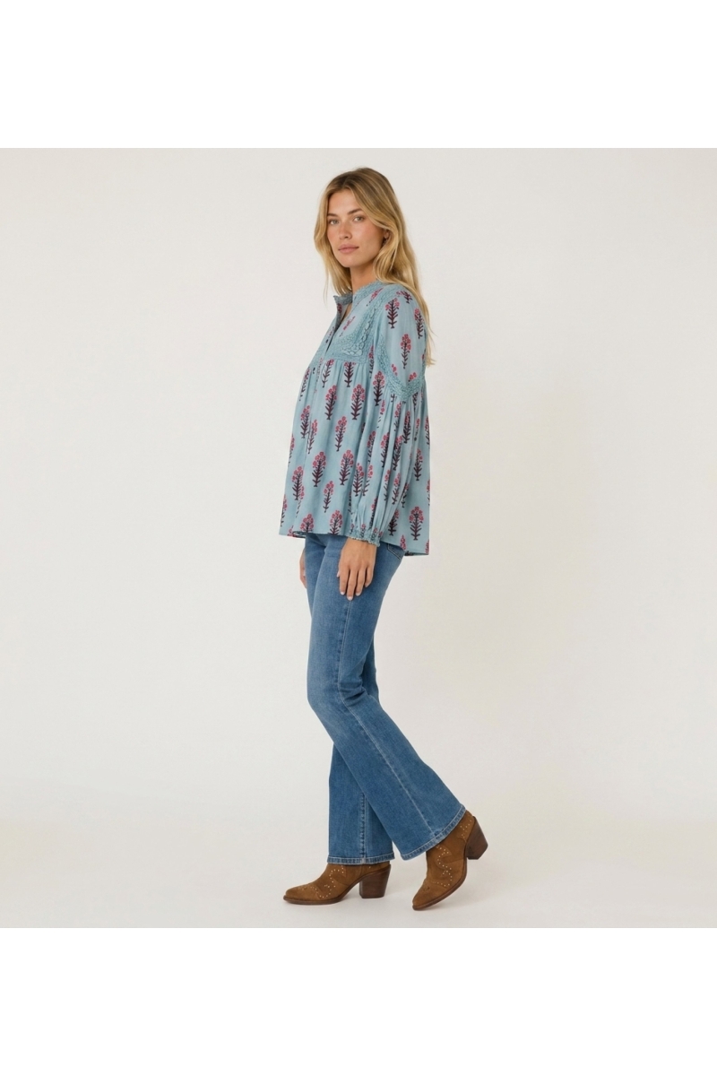 Blusa contadina azzurra maniche lunghe, stampa floreale rosa e marrone, pizzo, vestibilità rilassata in cotone.