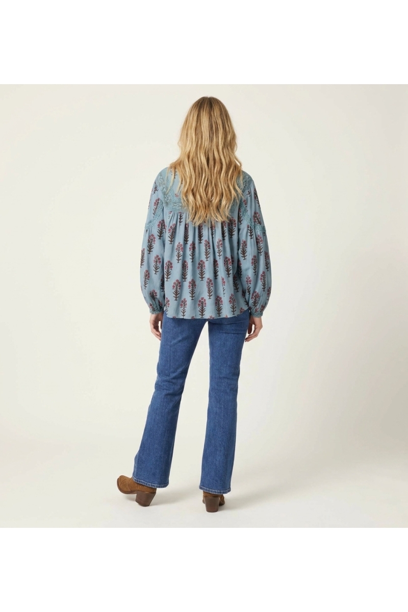 Hellblaue Bauernbluse mit langen Ärmeln, rosa Blumenmuster, Spitze, lockerer Schnitt, Baumwolloptik, Rückenansicht.