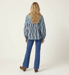 Hellblaue Bauernbluse mit langen Ärmeln, rosa Blumenmuster, Spitze, lockerer Schnitt, Baumwolloptik, Rückenansicht.