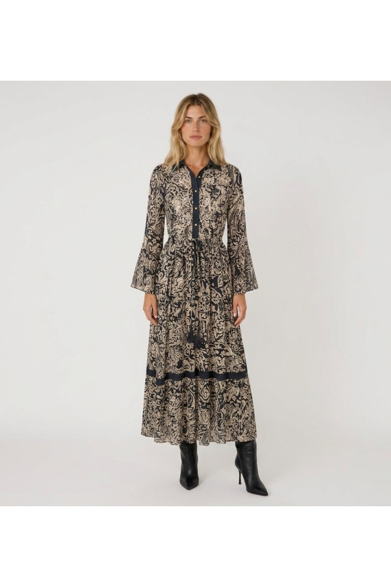 Abito lungo maxi fantasia nero e beige, collo, abbottonatura frontale, maniche a campana, coulisse in vita.