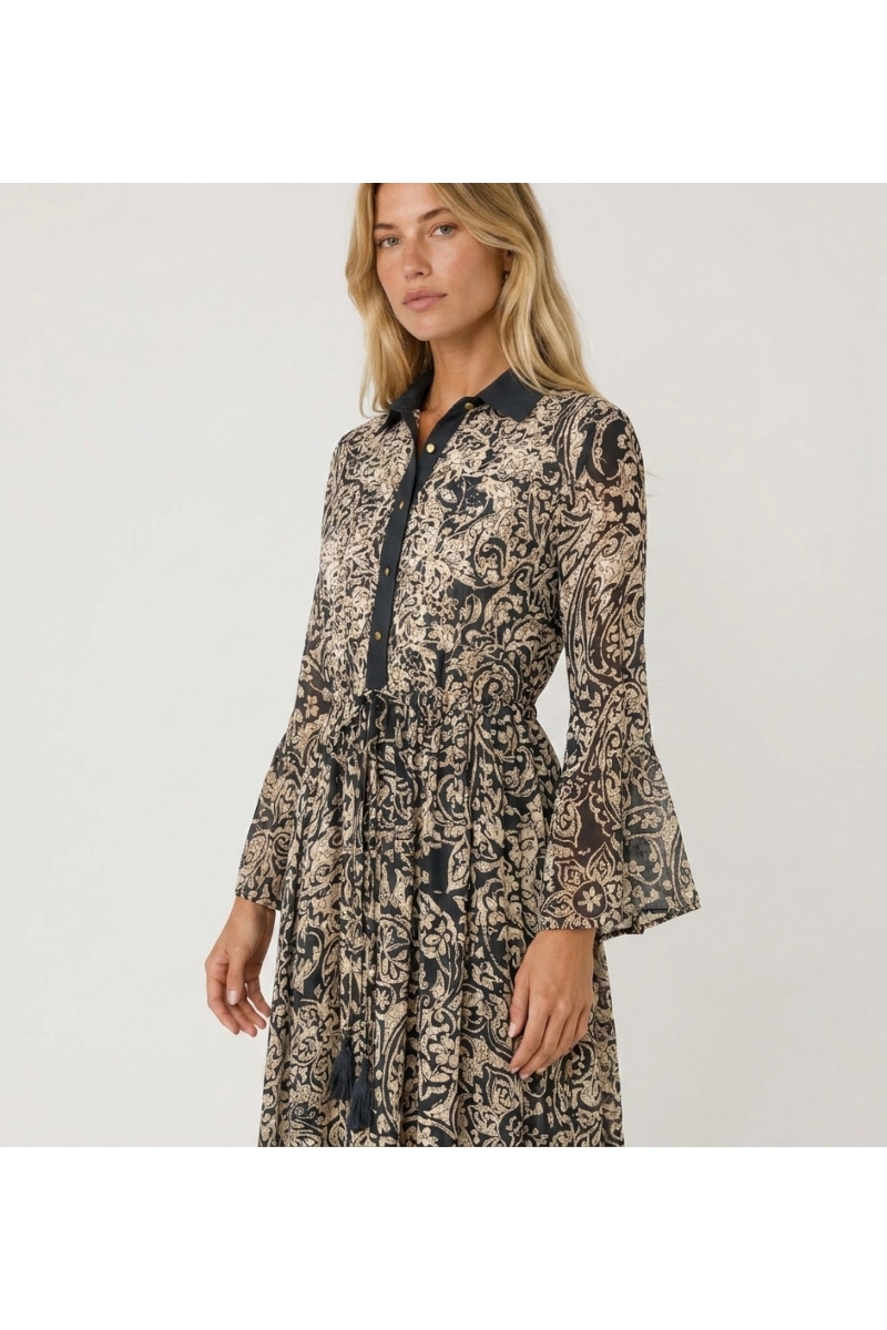 Gemustertes Maxikleid, schwarz-beige, mit Kragen, Knopfleiste, Glockenärmeln und Tunnelzug-Taille mit Quasten. Elegant-lässiger 