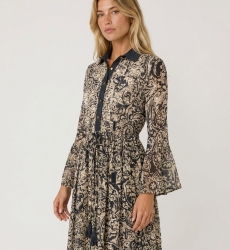 Vestito lungo maxi fantasia nero e beige, collo, bottoni, maniche a campana, coulisse in vita con nappe. Stile estivo.
