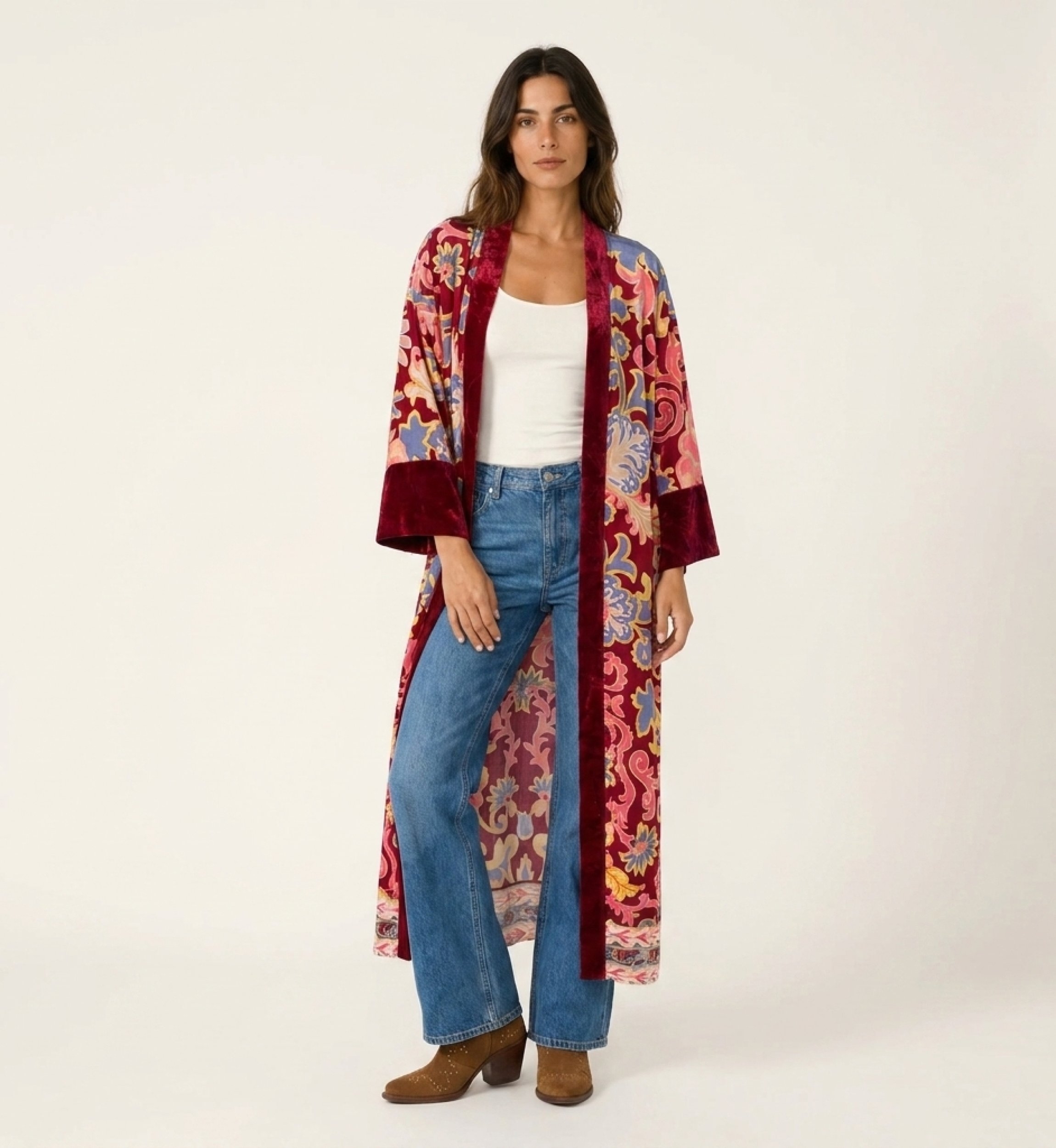 Kimono long bordeaux ample, motifs floraux et cachemire roses, jaunes, bleus, bordure velours rouge foncé.