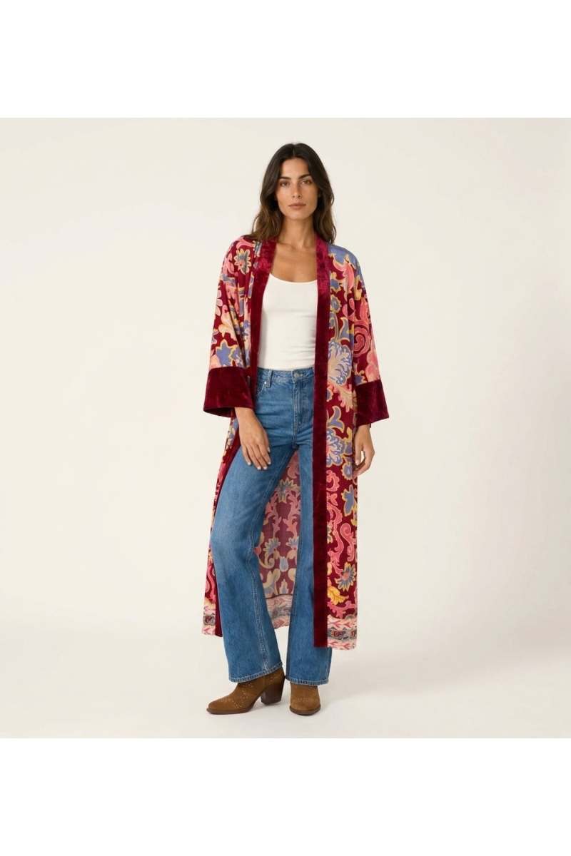 Kimono long bordeaux ample, motifs floraux et cachemire roses, jaunes, bleus, bordure velours rouge foncé.