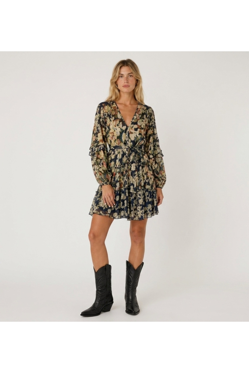Marineblaues, kurzärmeliges Kleid mit goldenem Blumenmuster, V-Ausschnitt, gestuftem Rock und Bindegürtel, Vorderansicht.