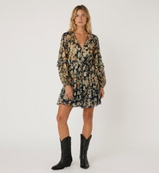 Marineblaues, kurzärmeliges Kleid mit goldenem Blumenmuster, V-Ausschnitt, gestuftem Rock und Bindegürtel, Vorderansicht.