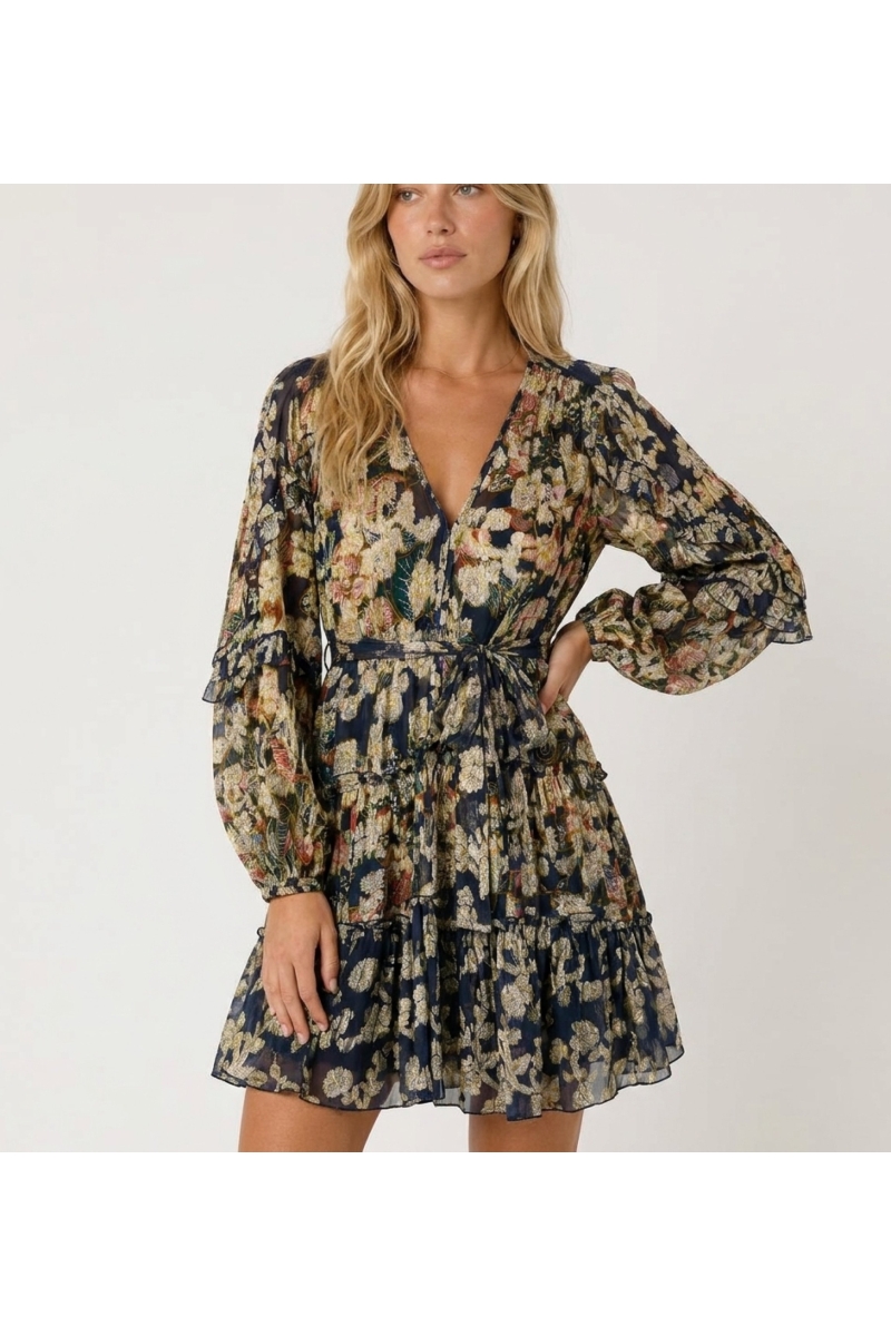 Robe courte bleu marine à manches courtes, col V, motifs floraux or, jupe étagée, taille nouée, tissu léger, vue 3/4.
