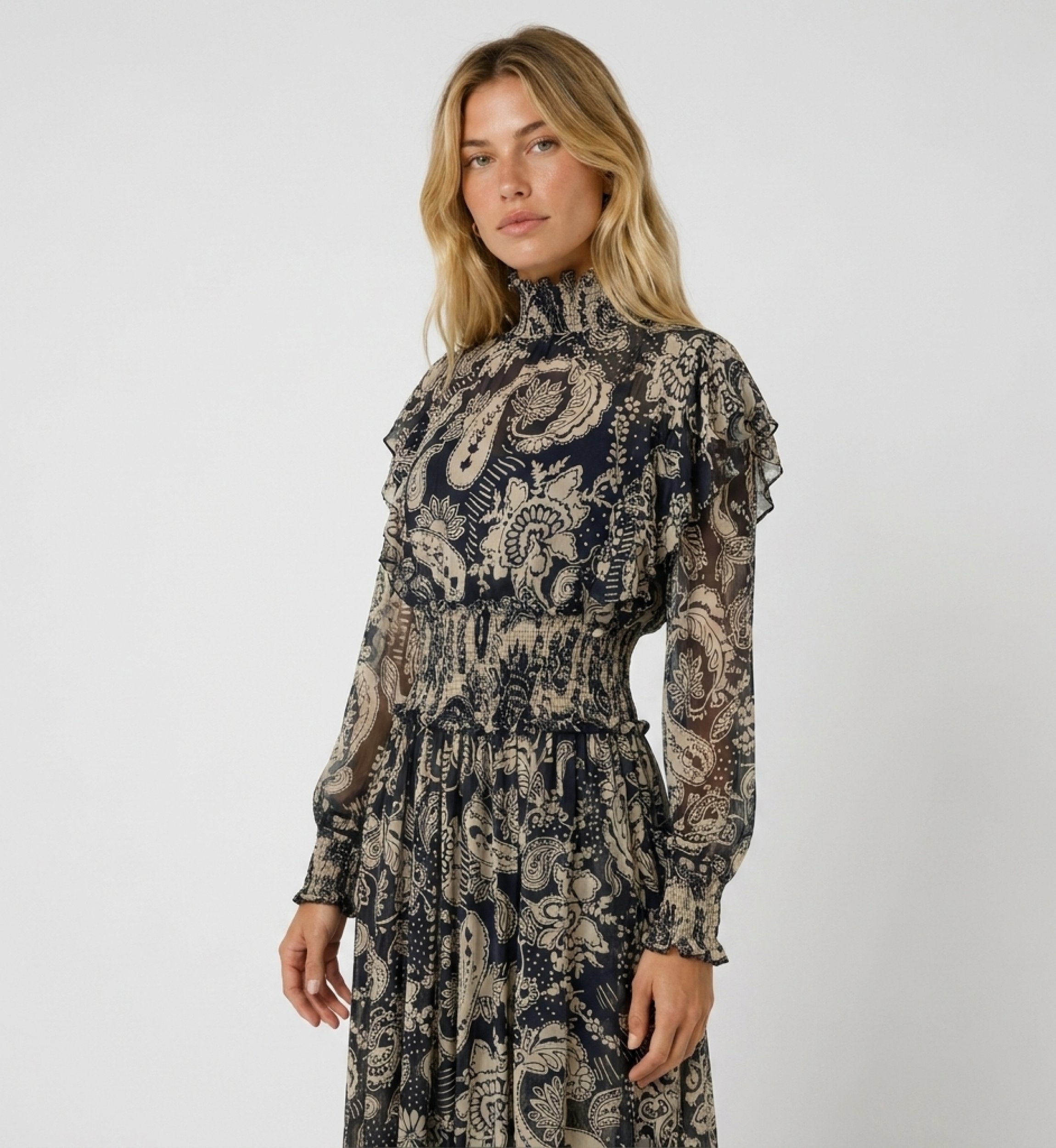 Abito midi maniche lunghe, stampa paisley nero e beige, collo balze, vita arricciata, tessuto trasparente. Vista 3/4.