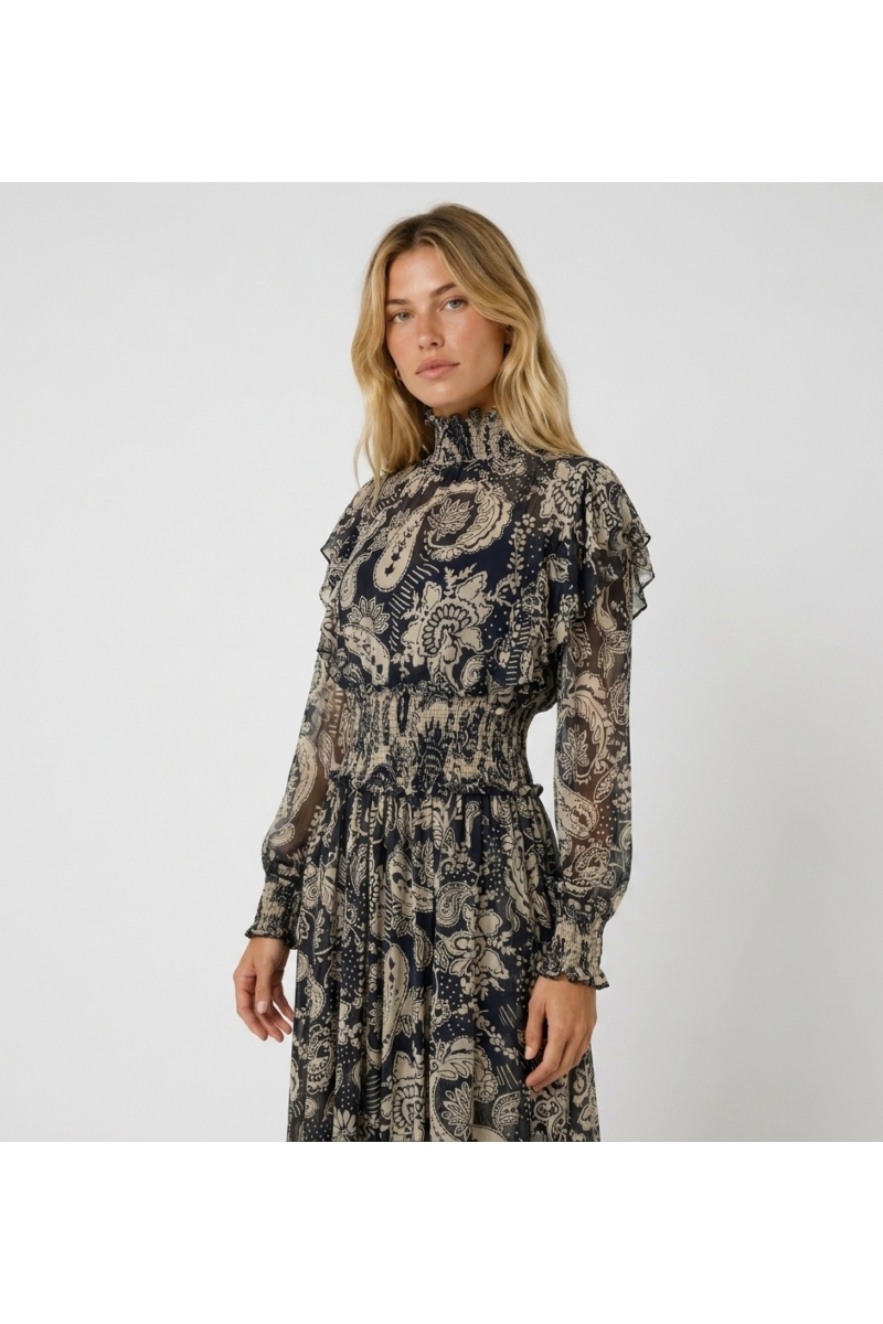 Abito midi maniche lunghe, stampa paisley nero e beige, collo balze, vita arricciata, tessuto trasparente. Vista 3/4.