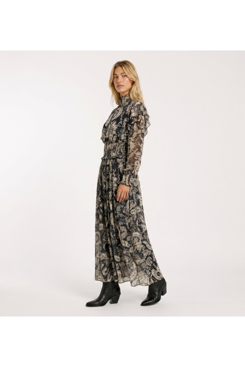 Elegante abito midi nero e beige stampa paisley, maniche lunghe trasparenti, collo a balze, vita arricciata.