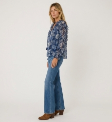 Transparente blaue Langarmbluse mit Blumenmuster, Rüschen an Schultern und Bündchen, Kordelzugausschnitt, Dreiviertelansicht.