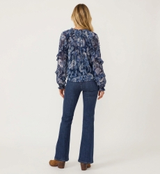 Vista posteriore di blusa blu trasparente a maniche lunghe, vestibilità ampia, fantasia floreale bianca/azzurra, balze, coulisse