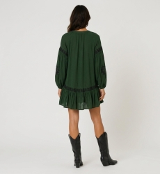 Mini vestido verde escuro com gola, bordado floral preto, cintura amarrada, mangas longas volumosas, vista traseira.