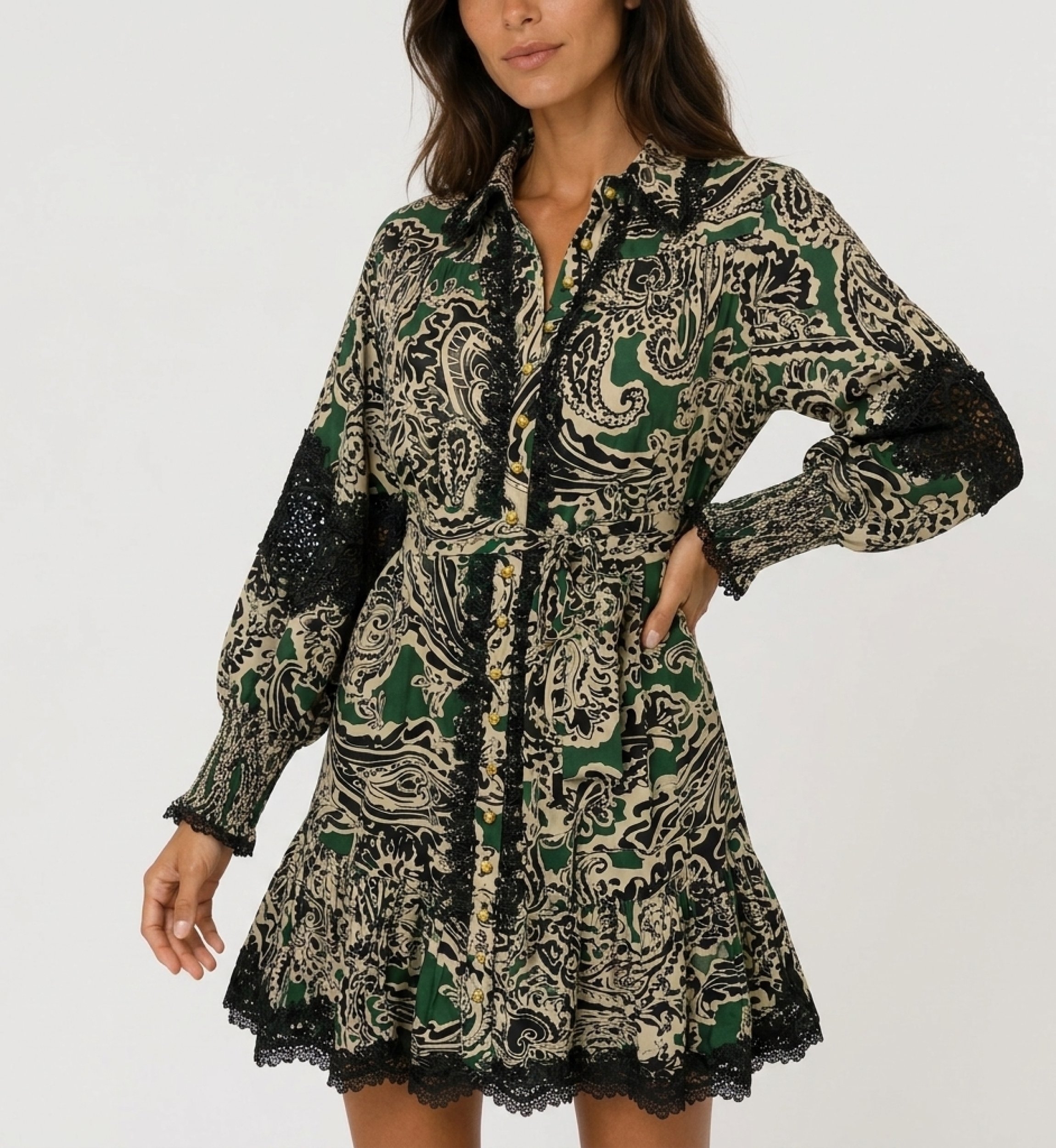 Grün-schwarz-beiges Paisley-Minikleid, Langarm, Kragen, schwarze Spitzenborte, Goldknöpfe und Taillengürtel.