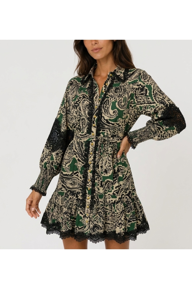 Grün-schwarz-beiges Paisley-Minikleid, Langarm, Kragen, schwarze Spitzenborte, Goldknöpfe und Taillengürtel.