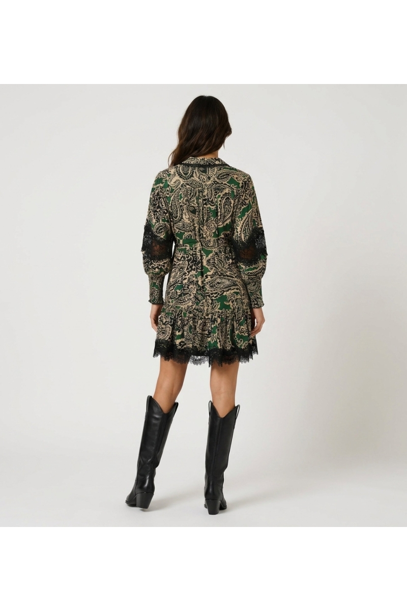 Vestido curto paisley costas, manga comprida, estampa verde preto bege, gola, renda preta, botões dourados, cintura com laço.