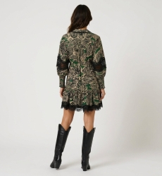 Mini-Kleid Rückenansicht, langärmelig, Kragen, grün-schwarz-beige Paisley-Print, schwarze Spitze, goldene Knöpfe, Bindeband.
