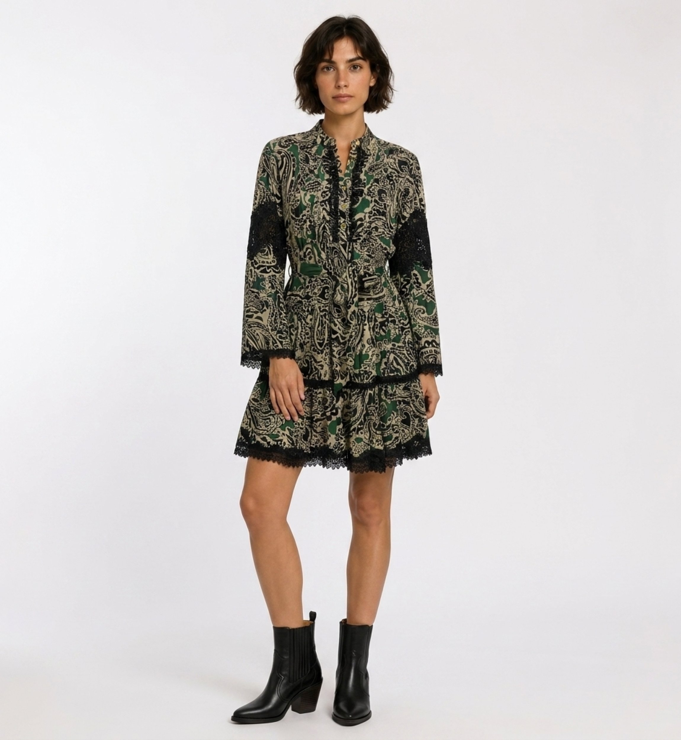 Miniabito maniche lunghe con collo, stampa paisley verde, nero, beige, gonna a balze, vita con laccetti e pizzo nero, vista fron