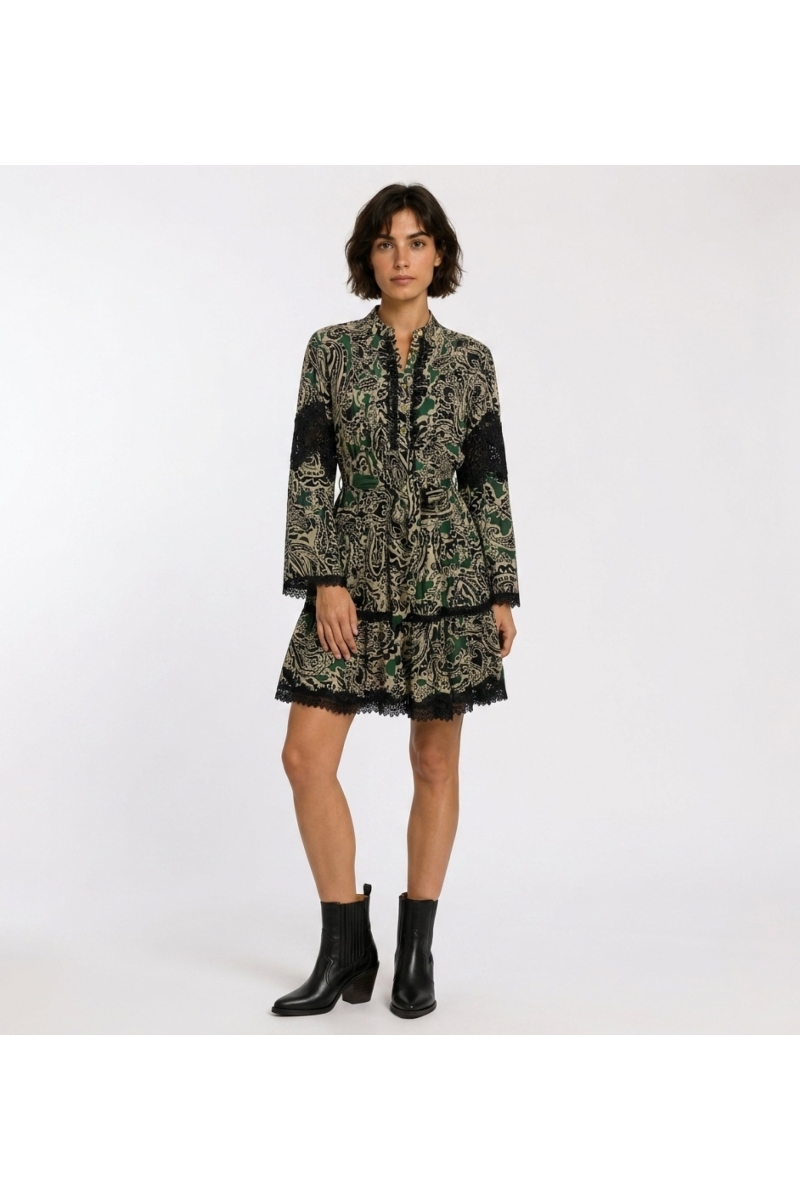 Langarm Minikleid mit Kragen, grünem, schwarzem, beigem Paisley-Muster, Stufenrock, Bindegürtel und schwarzer Spitze, Vorderansi