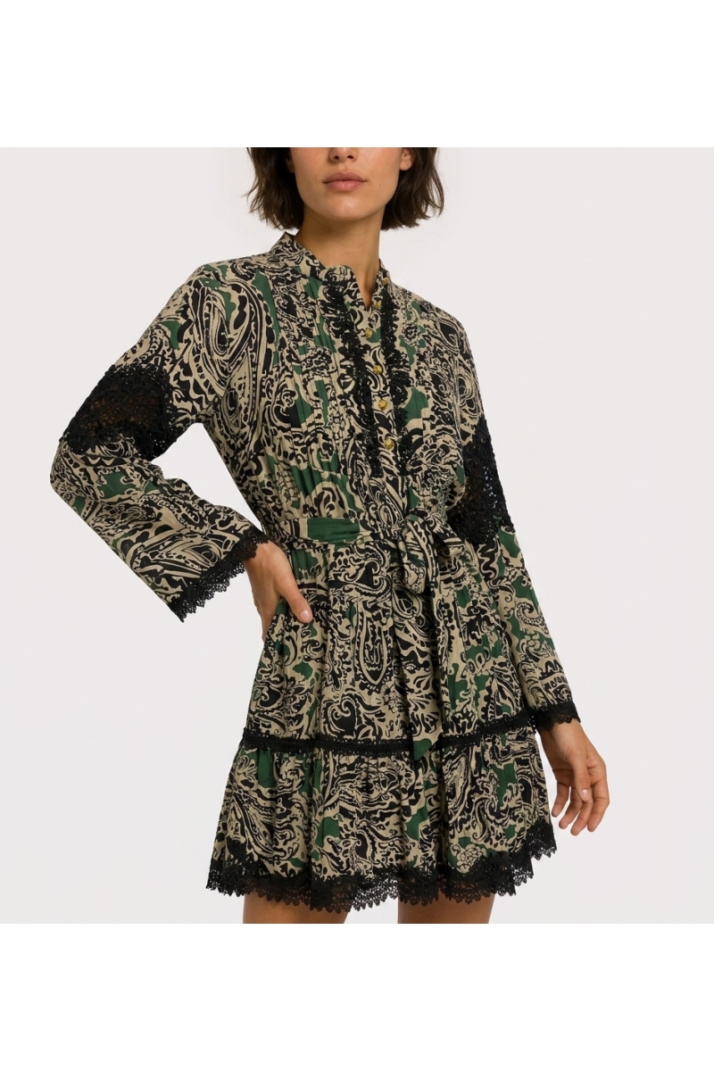Kurzes Kleid mit langen Ärmeln, Kragen, grünem, schwarzem, beigem Paisleymuster, Stufenrock, Bindegürtel, Spitze.