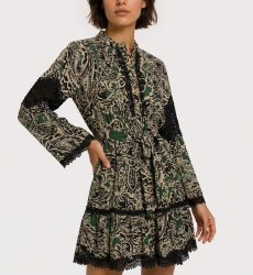 Kurzes Kleid mit langen Ärmeln, Kragen, grünem, schwarzem, beigem Paisleymuster, Stufenrock, Bindegürtel, Spitze.